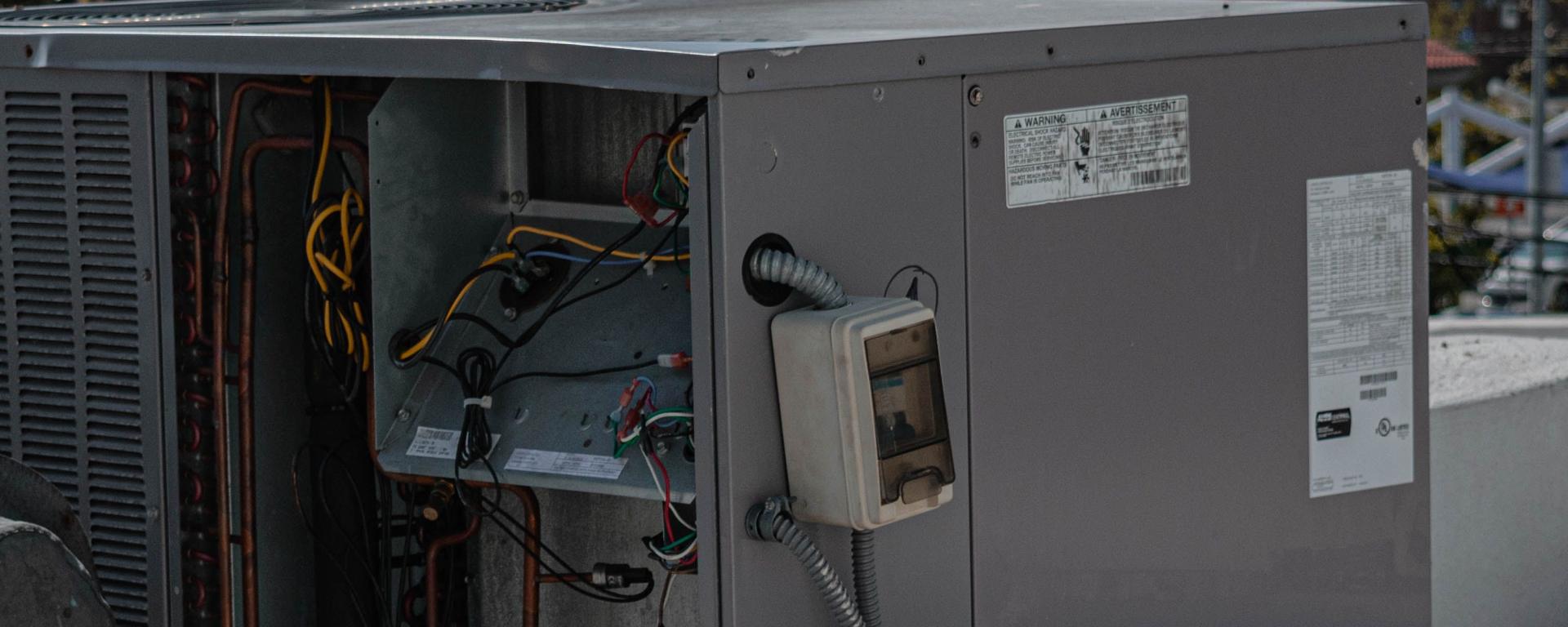 Detalle de panel eléctrico de equipo de climatización